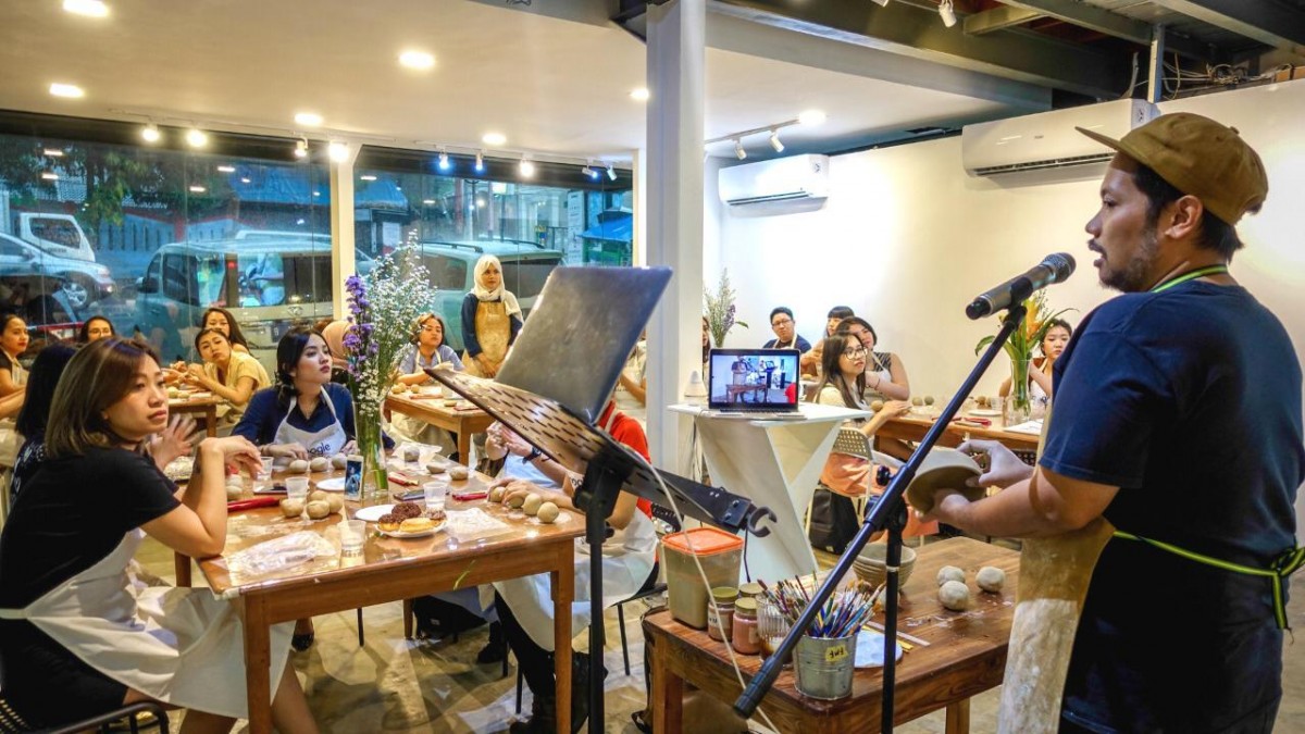 Peserta mendengarkan arahan instruktur selama workshop berlangsung